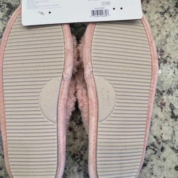 Nestwell NWT Crossover Plush Slippers Women’s 11-12 from Bed Bath & Beyond - Picture 5 of 6